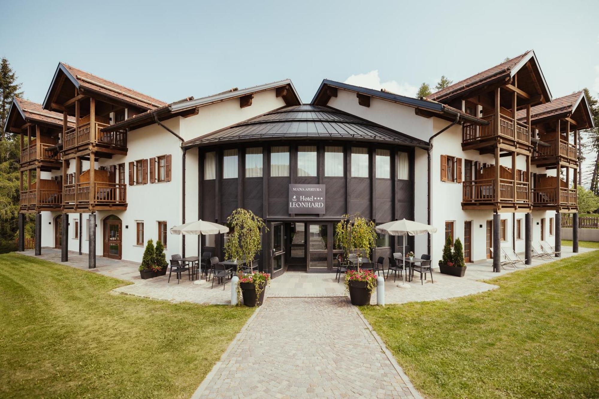 Hotel Leonard Nova Ponente Zewnętrze zdjęcie