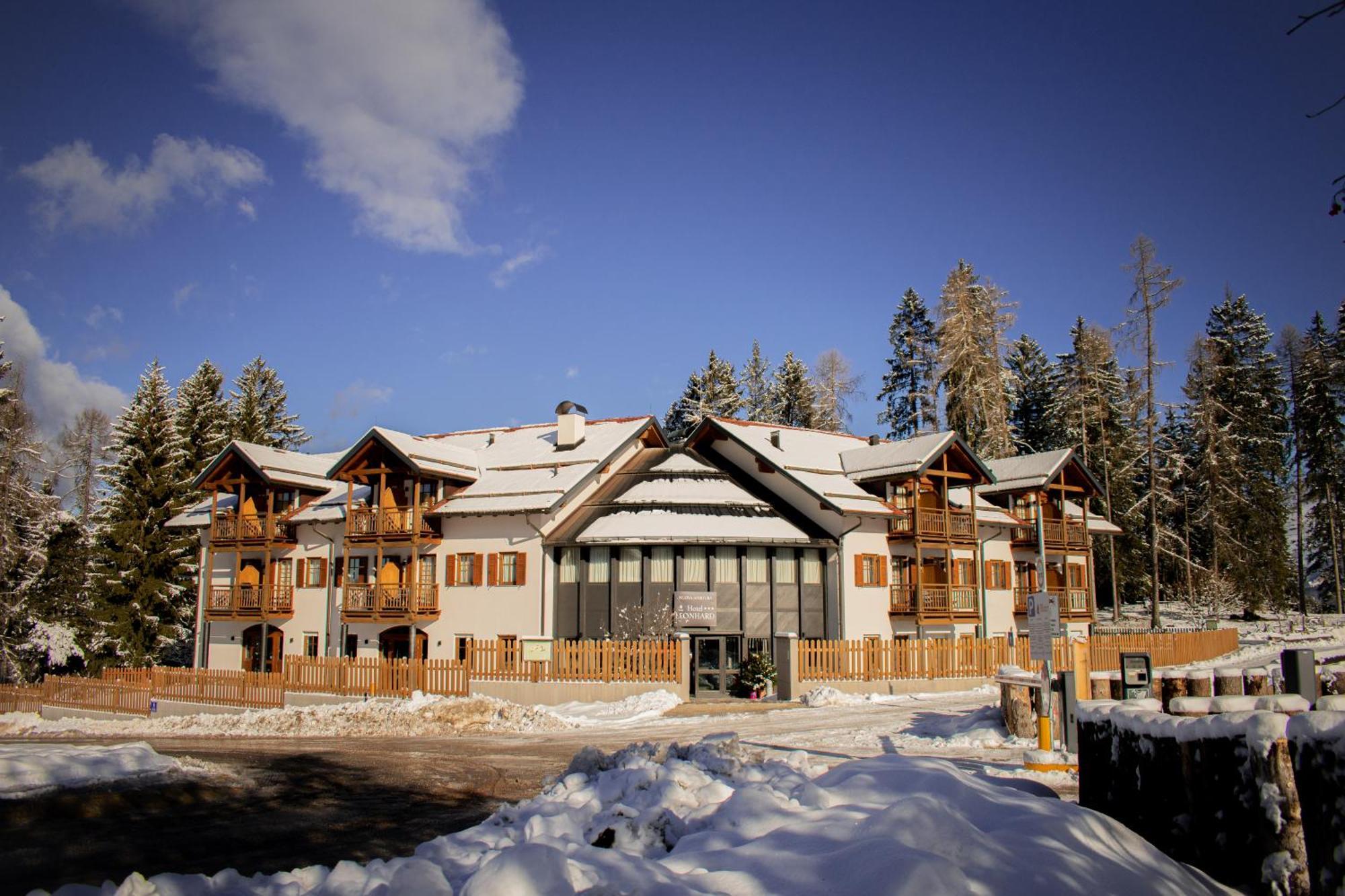 Hotel Leonard Nova Ponente Zewnętrze zdjęcie
